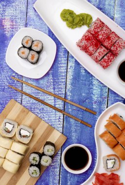 Gıda sopa, soya sosu, zencefil ve wasabi ile suşi rulo