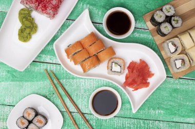 Gıda sopa, soya sosu, zencefil ve wasabi ile suşi rulo