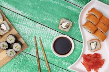 Gıda sopa, soya sosu, zencefil ve wasabi ile suşi rulo