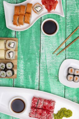 Gıda sopa, soya sosu, zencefil ve wasabi ile suşi rulo