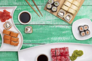 Gıda sopa, soya sosu, zencefil ve wasabi ile suşi rulo