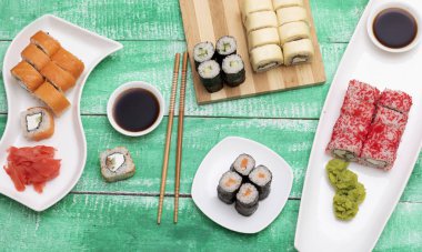 Gıda sopa, soya sosu, zencefil ve wasabi ile suşi rulo