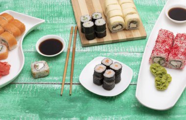 Gıda sopa, soya sosu, zencefil ve wasabi ile suşi rulo