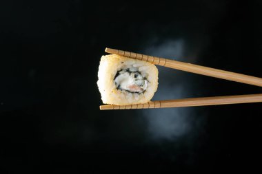 Suşi duman siyah bir arka plan ile