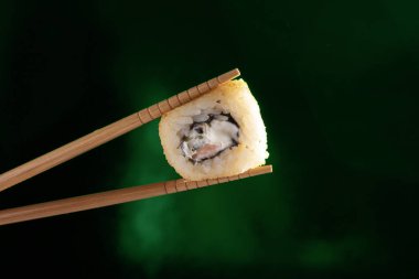 Gıda sopa, soya sosu, zencefil ve wasabi ile suşi rulo