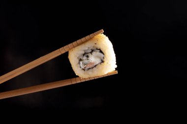 kızarmış pilav suşi Gıda için siyah arka plan üzerine yapışıyor