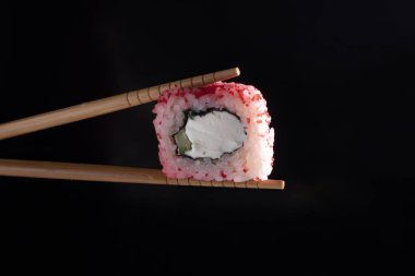 pembe pirinç sopa, siyah arka plan üzerinde suşi için