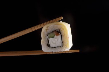 Suşi bir siyah arka plan yere metin için