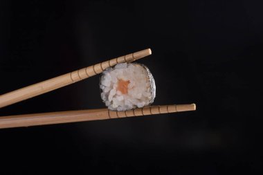 havuç sopa üzerinde suşi pirinç ile