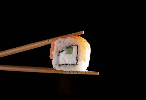 Ser Ogórka Dla Sushi Rolls Trzymając — Zdjęcie stockowe