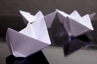 origami tekneler, gemiler masada