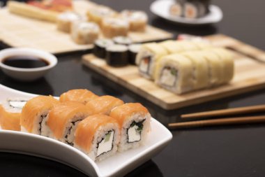 suşi rulo, soya sosu, zencefil ve wasabi