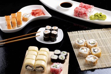 Gıda sopa, soya sosu, zencefil ve wasabi ile hazır suşi rulo