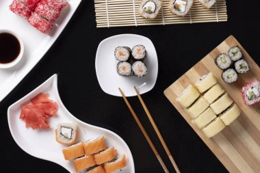 Gıda sopa, soya sosu, zencefil ve wasabi ile Asya suşi rulo