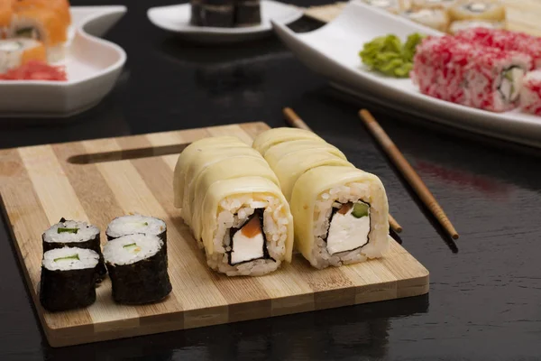 Rollos Sushi Con Palitos Comida Salsa Soja Jengibre Wasabi Tablero —  Fotos de Stock