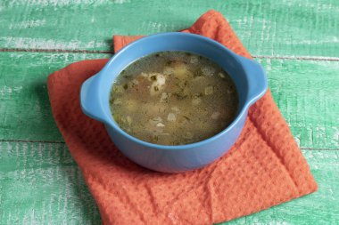 Diyet çorbası bir mavi plaka, üstten görünüm