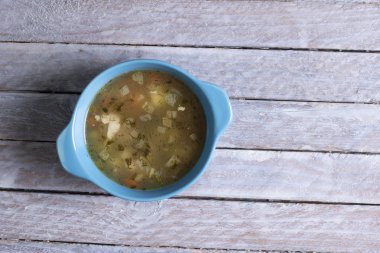 ahşap arka plan mavi bir tabak çorba