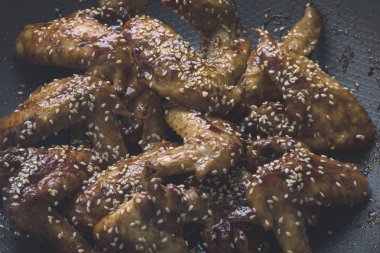 Susam teriyaki sosu, closeup içine ile birçok tavuk kanadı