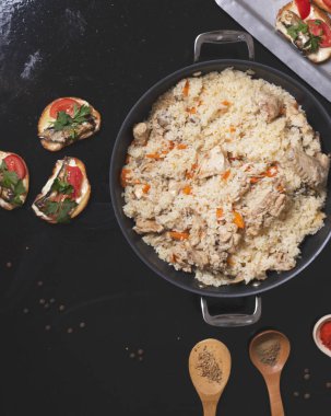 Balık aperatifler domates ve maydanoz yanında pilav, üstten görünüm