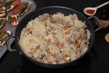 kızarmış pilav ve tavuk eti baharat ve aperatifler, closeup ile kazan içine