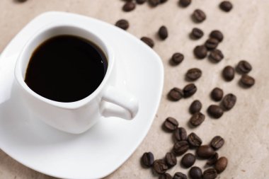  Kahve çekirdekli bir fincan espresso.