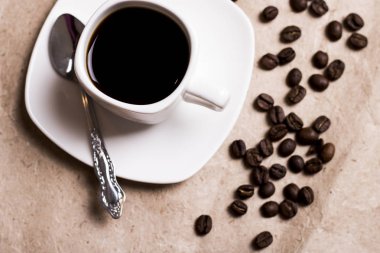  Kahve çekirdekli bir fincan espresso.