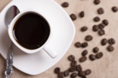  Kahve çekirdekli bir fincan espresso.