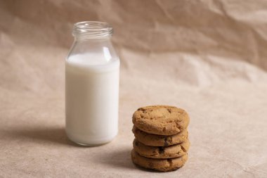 Kağıt arkaplanda yulaf ezmeli kurabiye. Çiçekler ve fıstık sütü. 