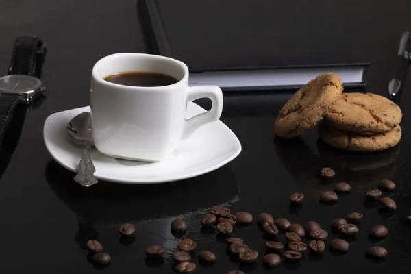 Чашка Кофе Блокнот Ручка Печенье Столе — стоковое фото