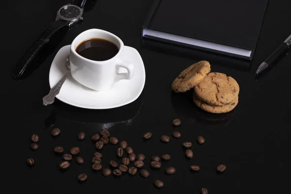 桌上的咖啡 笔记本 钢笔和饼干 — 图库照片