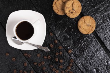 Yulaf ezmeli kurabiye ve fasulyeli taze kahve masası. 