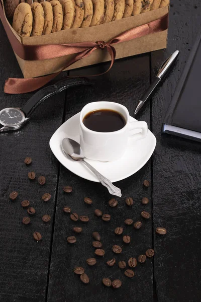 新鲜咖啡桌 配燕麦饼干 笔记本 — 图库照片