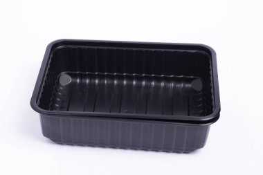 Beyaz arka planda yiyecek teslimatı için siyah plastik kutu.
