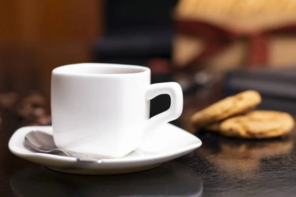 Świeża Filiżanka Kawy Ciasteczkami Owsianymi — Zdjęcie stockowe