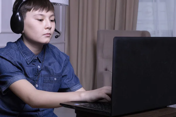 Pequeño Asiático Chico Con Laptop — Foto de Stock