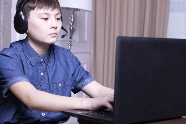 Pequeño Asiático Chico Con Laptop — Foto de Stock