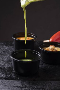 Tahta masada sebze kremalı çorba.