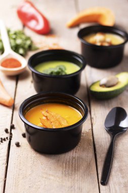 Tahta masadaki kremalı çorbalar.