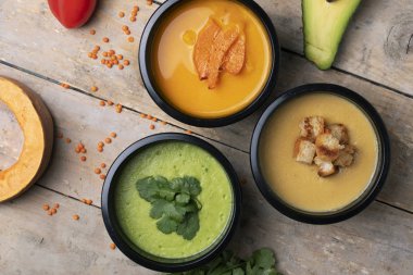 Kremalı çorba ve baharatlı bir masa. Üst görünüm 