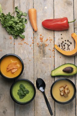 Kremalı çorba, kaşık ve baharatlı bir masa. Üst görünüm 