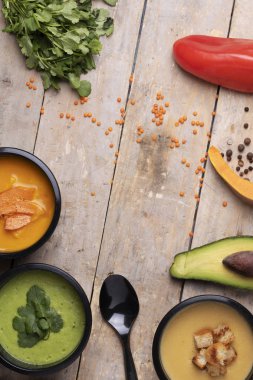  Krema, kaşık ve baharatlı ahşap masa.