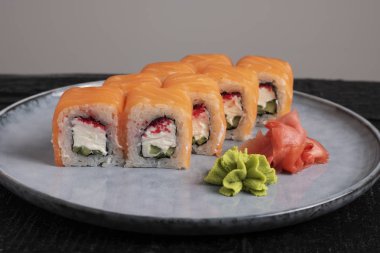 Tabakta taze somon suşisi rulosu, yakın çekim.