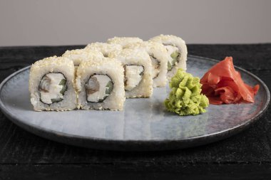 Suşi rulosu, wasabi ve zencefil tabakta.