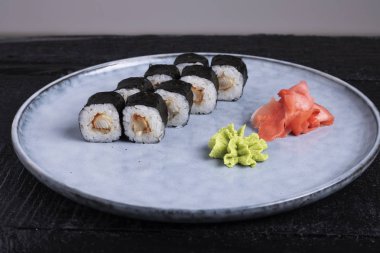 Asya yemeği, suşi rulosu, wasabi ve zencefil.