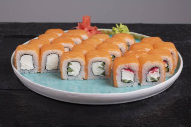 Tabaktaki suşi rulolarını kapat.