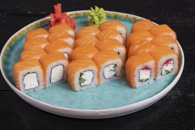 Asya yemekleri, masada suşi ruloları. 