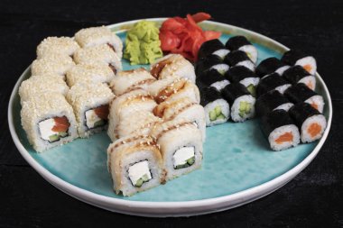 Tabaktaki suşi rulolarını kapat.