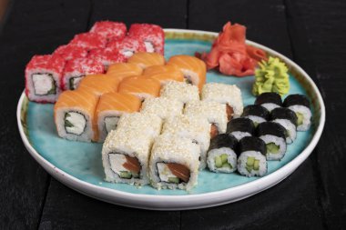 Mavi tabakta taze lezzetli suşi ruloları 