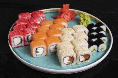 Mavi tabakta taze lezzetli suşi ruloları 