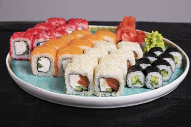 Mavi tabakta taze lezzetli suşi ruloları 